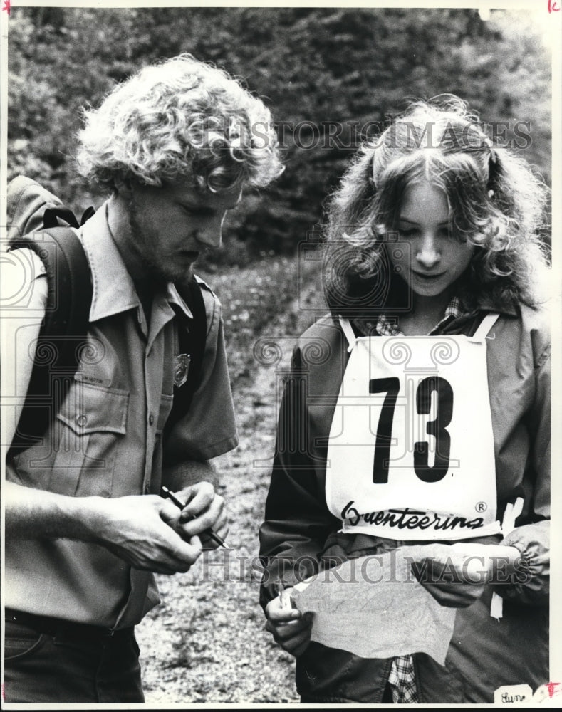 1987 Press Photo Carefully balanced between aiding and cheating Park naturalist - Historic Images