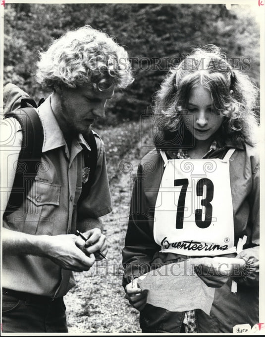 1987 Press Photo Carefully balanced between aiding and cheating Park naturalist - Historic Images