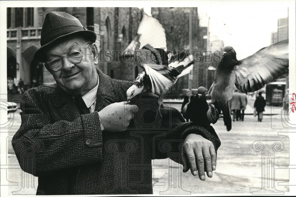 1980 Press Photo Mr. Richer with the pigeon - Historic Images