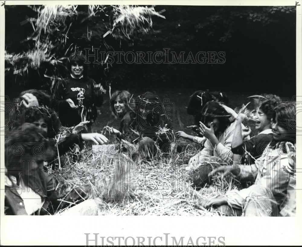 1982 Press Photo Throwing hay is one of the most popular parts of a hayride at - Historic Images