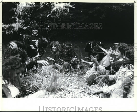 1982 Press Photo Throwing hay is one of the most popular parts of a hayride at - Historic Images