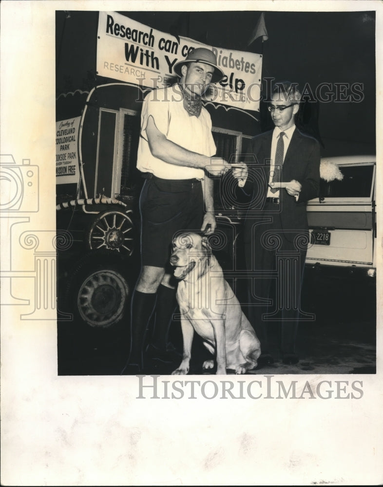 1962 Press Photo John Morrow Browns center and his Rhodesian Ridgeback ...