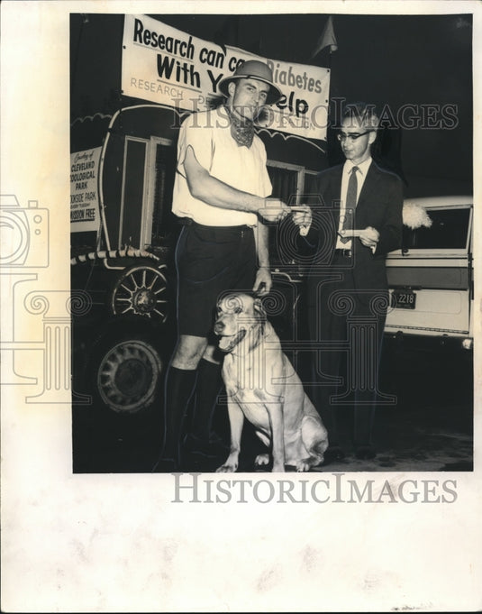 1962 Press Photo John Morrow Browns center and his Rhodesian Ridgeback - Historic Images