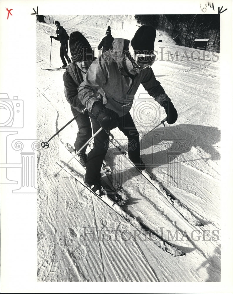 1985 Press Photo Paul Golar ski inspector watches the ski point as Peggy - Historic Images