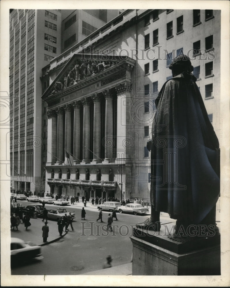 1960 Press Photo N.Y Stock Exhange and Statue of George Washington. - cva78253 - Historic Images