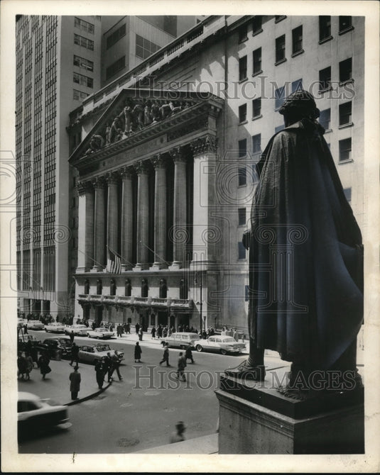 1960 Press Photo N.Y Stock Exhange and Statue of George Washington. - cva78253 - Historic Images