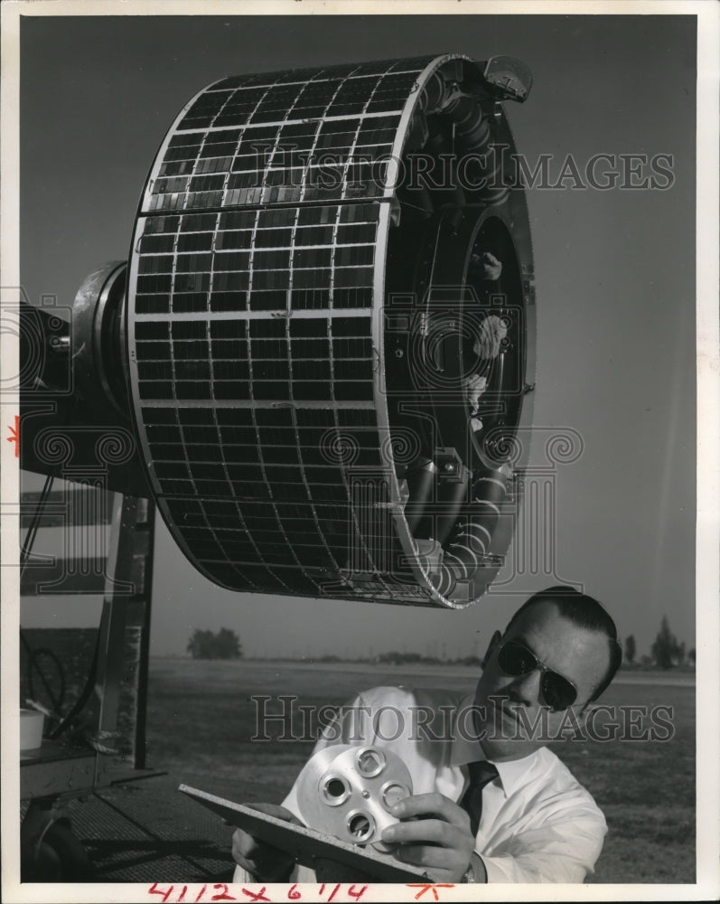 1963 Press Photo This communication satellite developed by the Hughes Aircraft - Historic Images