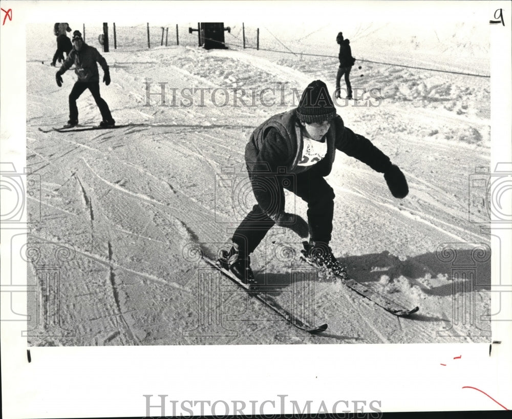 1985 Press Photo Peggy Lybrook of Special Olympics Ski Team with Paul Golar. - Historic Images