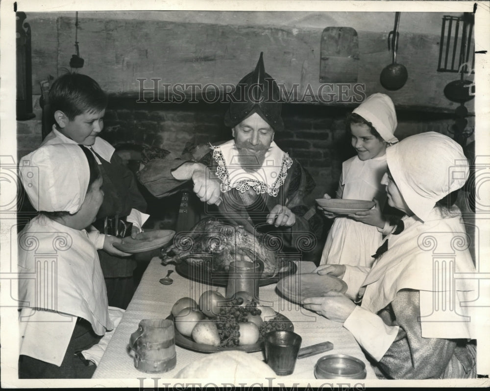 1989 Press Photo Group in the William Harlow House at Plymouth on Thanksgiving - Historic Images