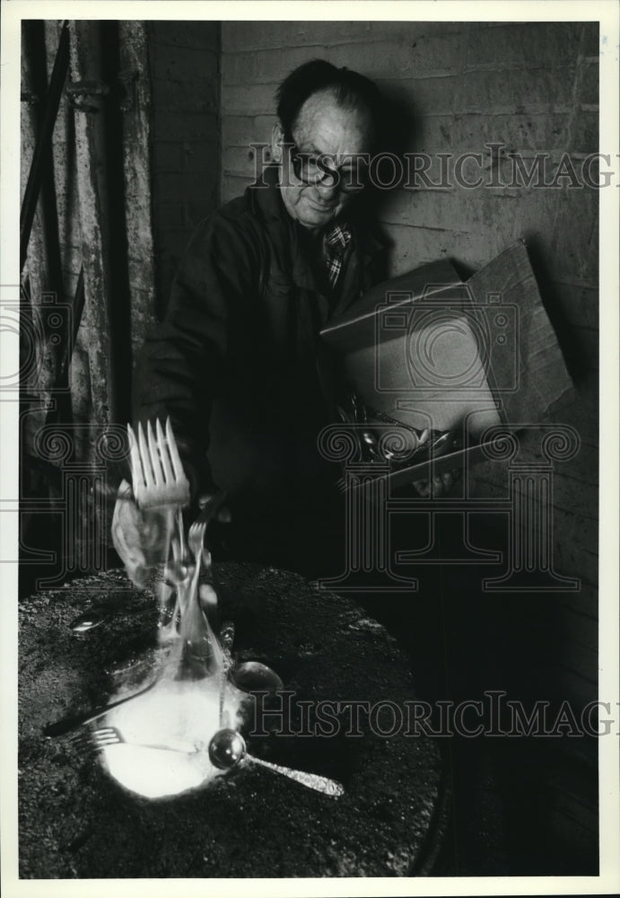 1981 Press Photo Silver melting - Historic Images