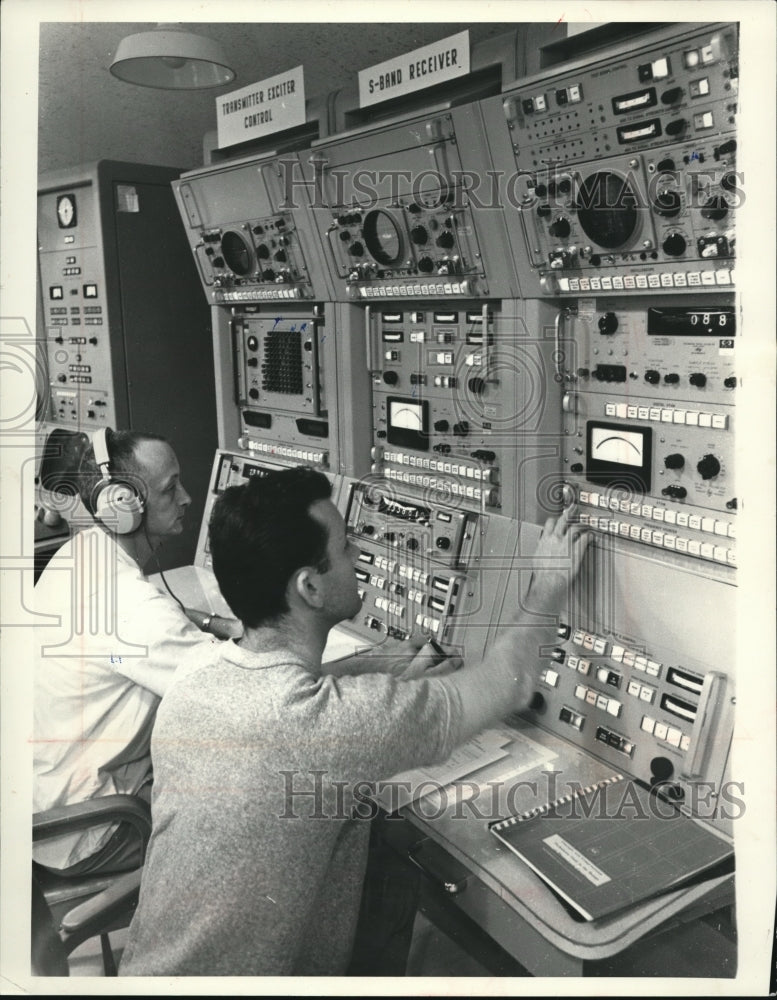 1966 Press Photo Goldstone Communication Complex Space Network Control Panels - Historic Images