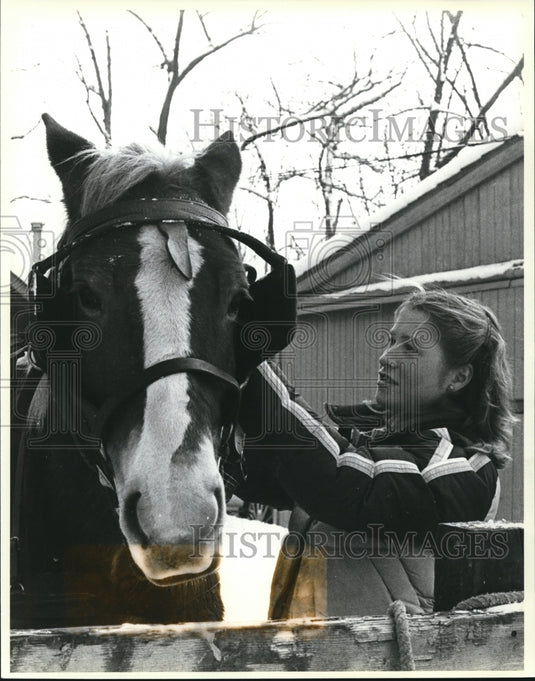 1982 Press Photo Abby Greer at Carriage Trade prepares Horse Tom for work - Historic Images