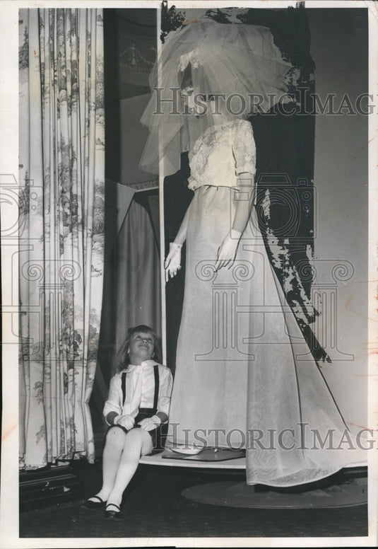 1965 Press Photo Little Virginia Pacutt with the Bridal gown at the Fair-Historic Images