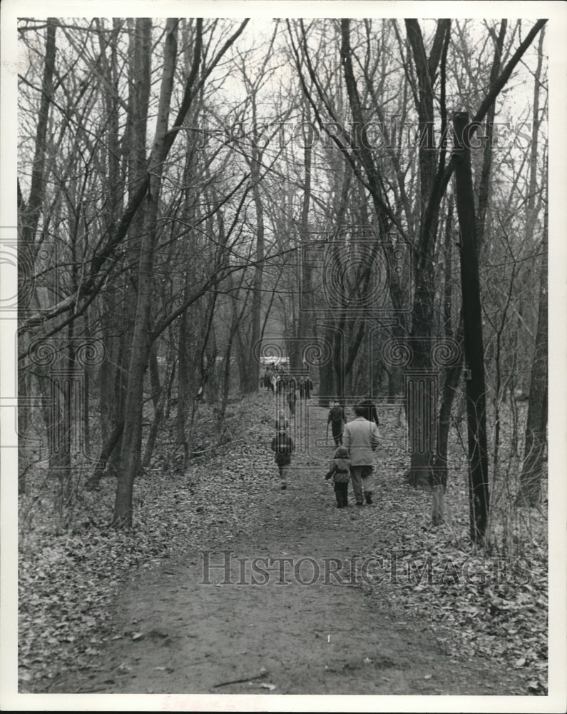 1960 Press Photo The Winter Nature Walkers on Trail to Museum - cva78782 - Historic Images