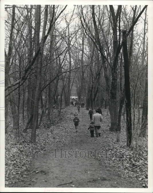 1960 Press Photo The Winter Nature Walkers on Trail to Museum - cva78782 - Historic Images