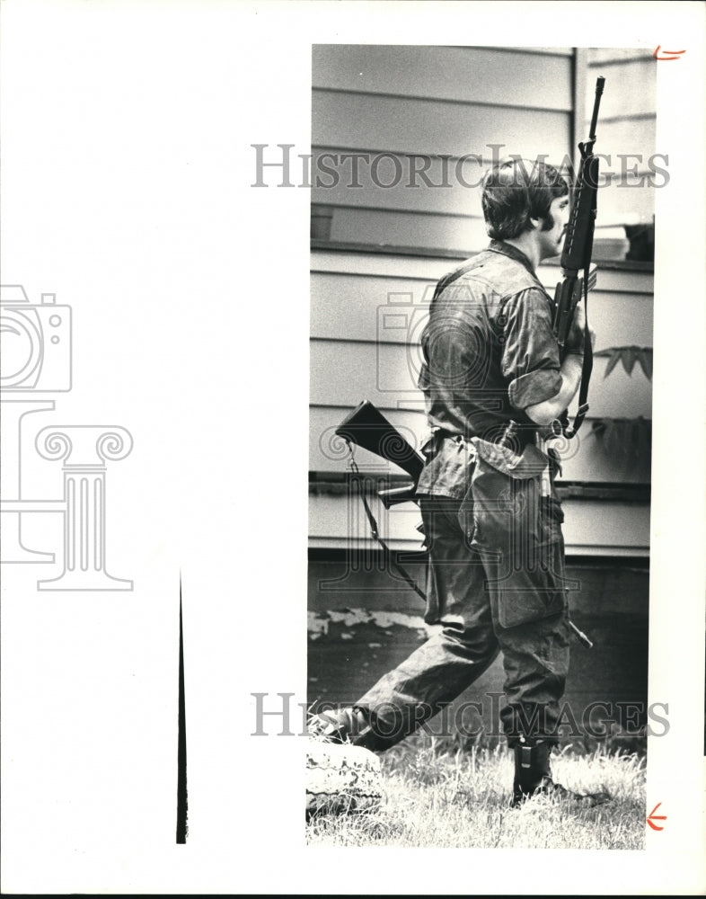 1981 Press Photo The Cleveland SWAT  member, Patrolman James Gnew - Historic Images