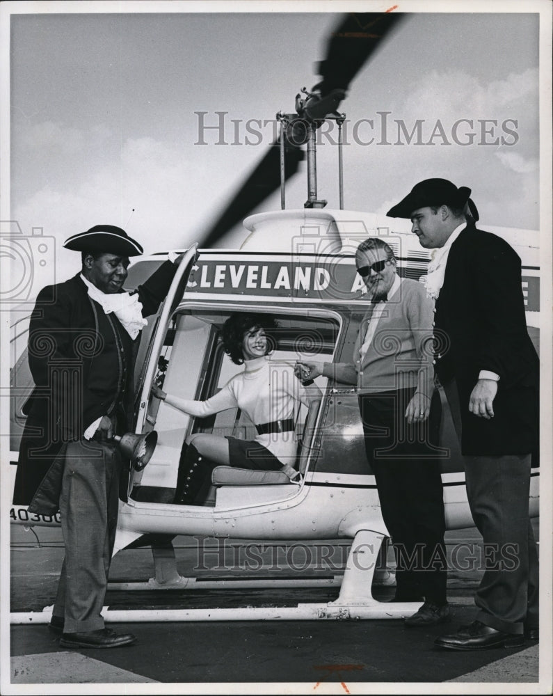 1968 Press Photo Flying around Cleveland, promoting the Press Club&#39;s Towne Crier - Historic Images