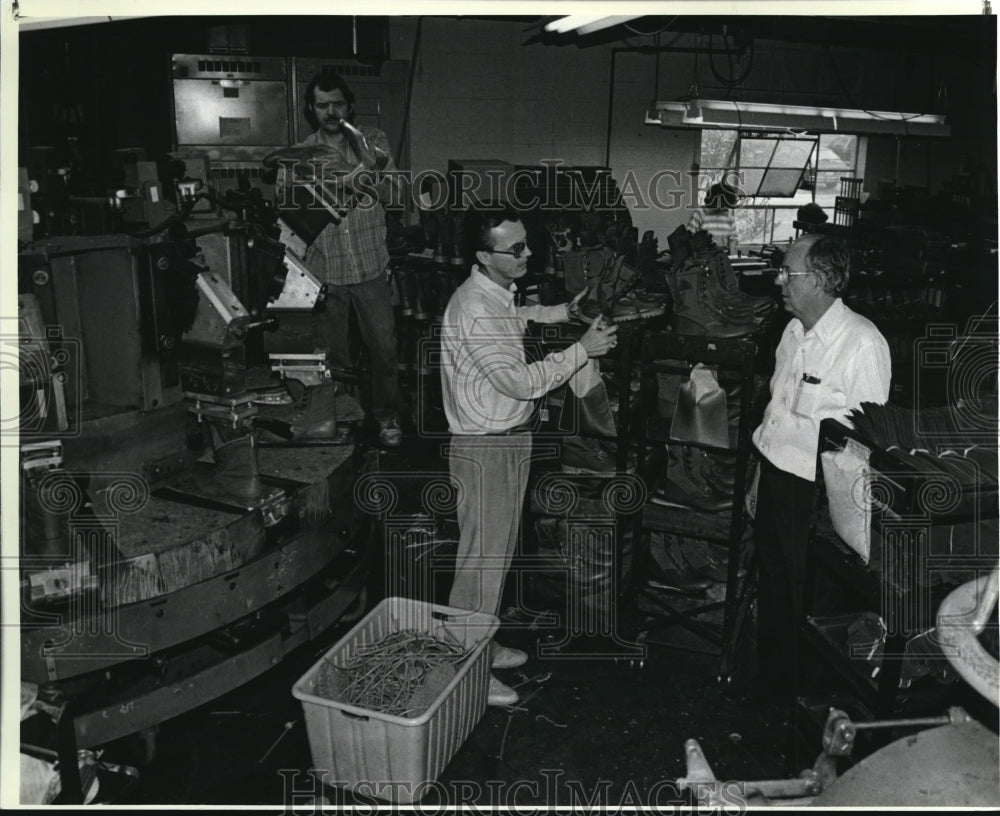 1987 Press Photo Mike Brooks talks with father, John at William Shoe factory - Historic Images