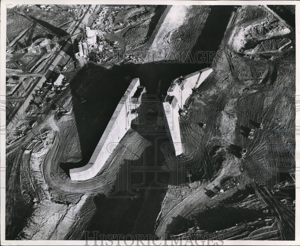 1957 Press Photo The aerial view of the concrete closure of the St Lawrence Dam - Historic Images