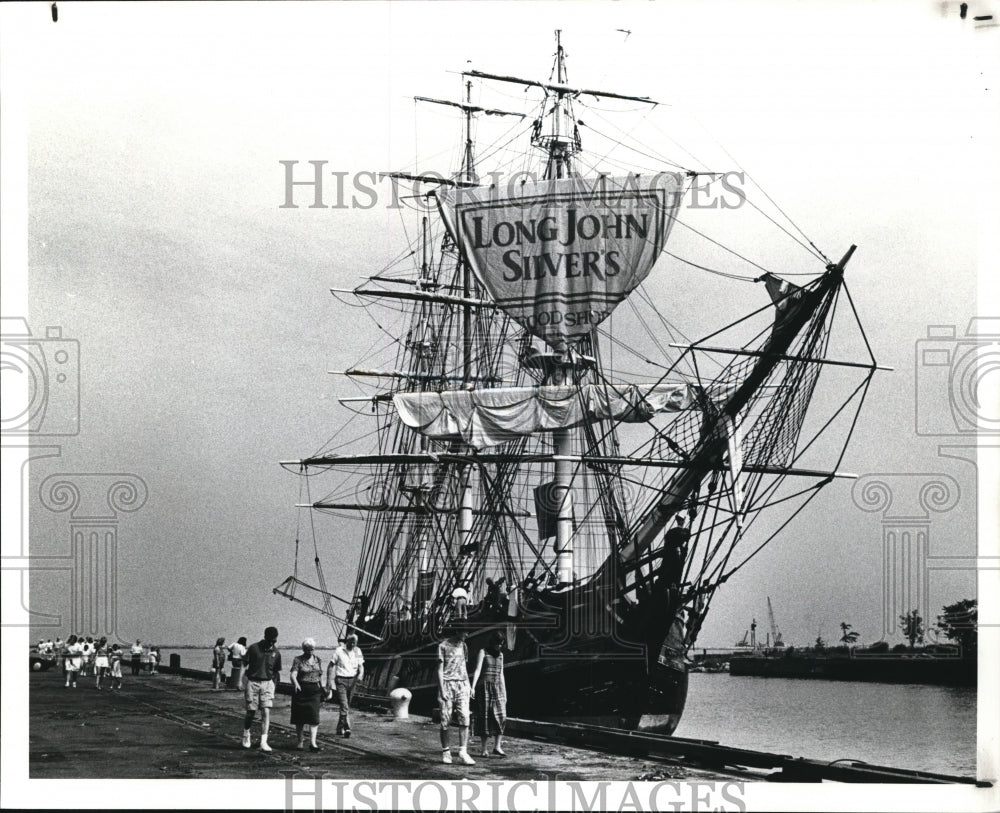 1989 Press Photo H.M.S. Bounty Ships at North Coast Harbour Marina. - Historic Images