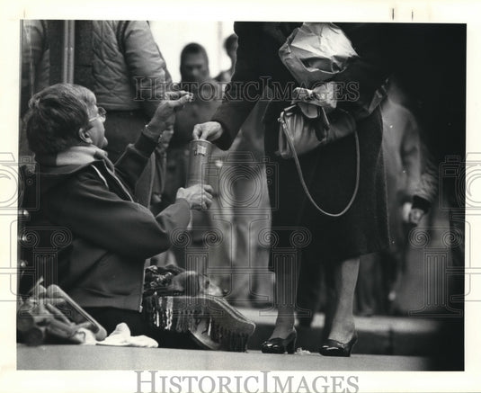 1983 Press Photo The poor lady was given a penny - Historic Images