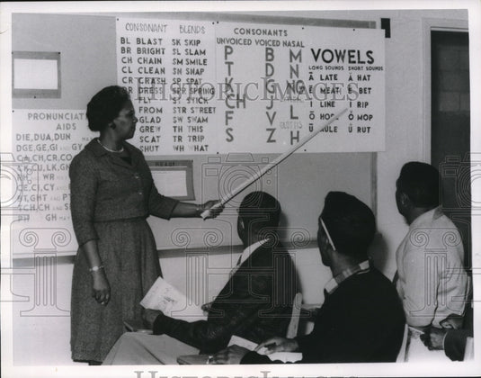 1964 Press Photo Teaching the poor, Federal Government's War on Poverty project - Historic Images