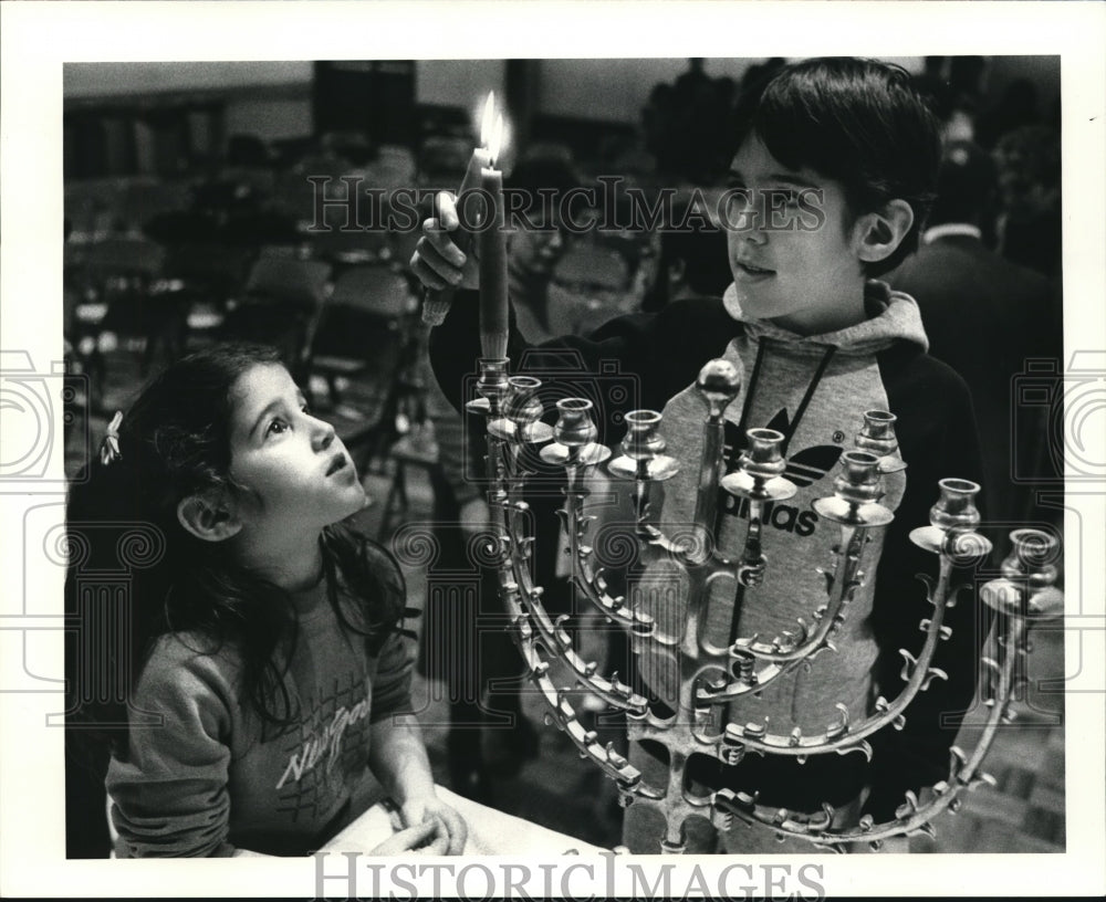 1984 Press Photo Chelles &amp; Daniel Friedman during Hanukkah - Historic Images