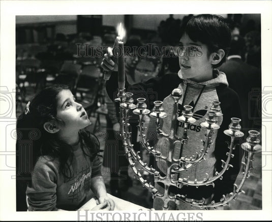 1984 Press Photo Chelles & Daniel Friedman during Hanukkah - Historic Images