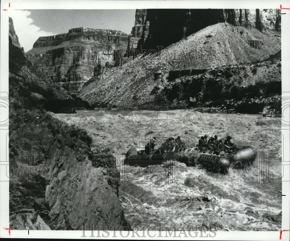 1988 Press Photo Grand Canyon Expeditions pontoon raft runs Lava Falls - Historic Images