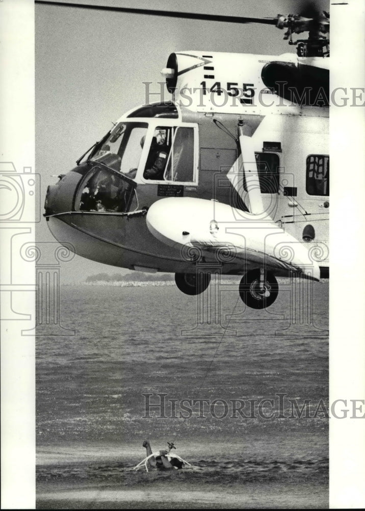 1987 Press Photo Chief Boatswain Rescued his mate John A. Kearns in the Sea. - Historic Images