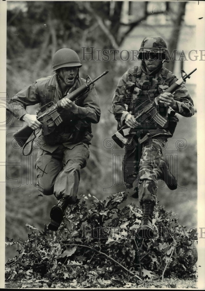 1986 Press Photo Pfc. Jeffrey Dunham, Noblesville, Ind., and Pfc., Jeff Hills, - Historic Images