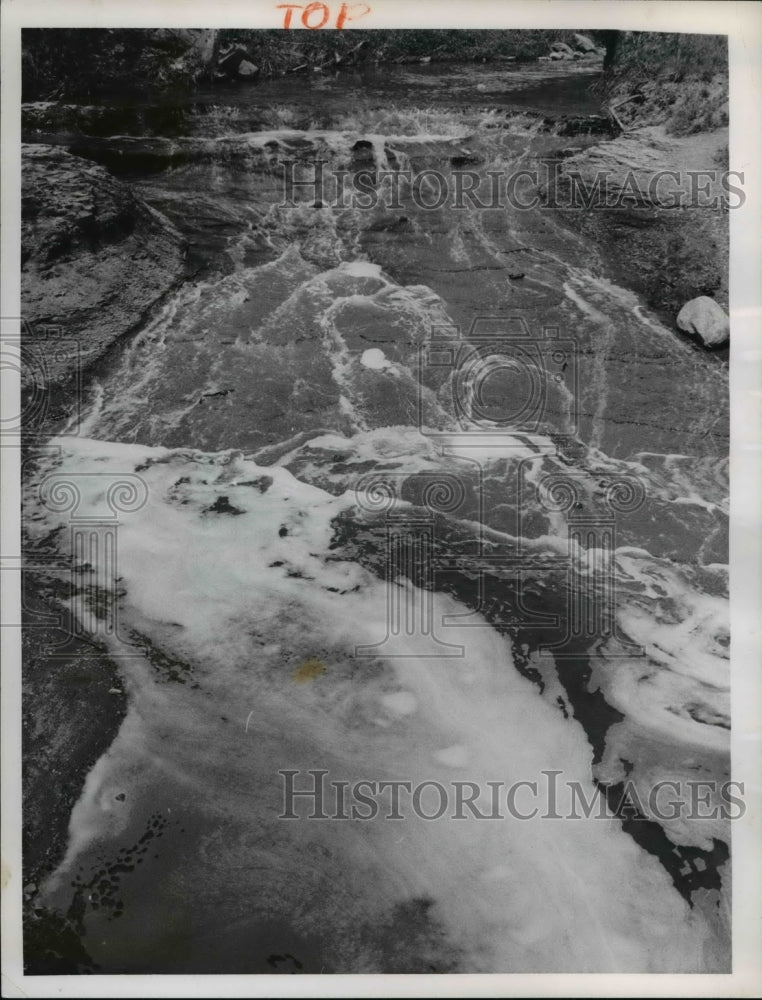 1965 Press Photo Tinkers Creek in Bedford Reservation - cva79459 - Historic Images