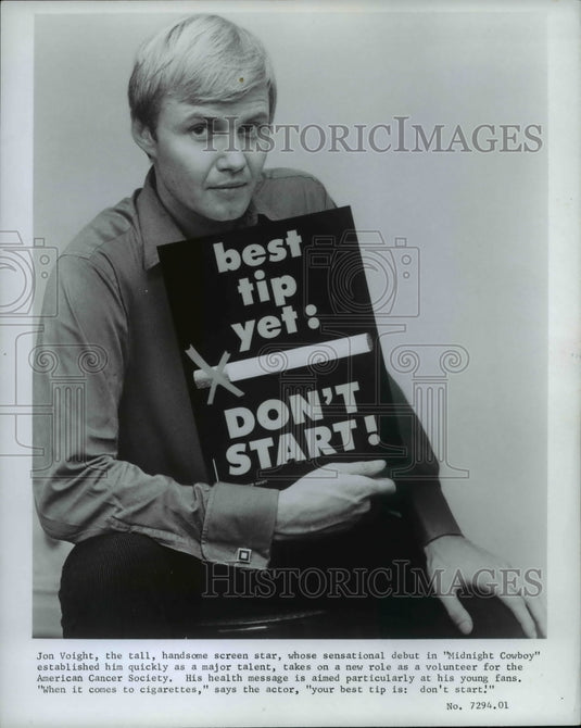 1971 Jon Voight, the tall, handsome screen star,  - Historic Images