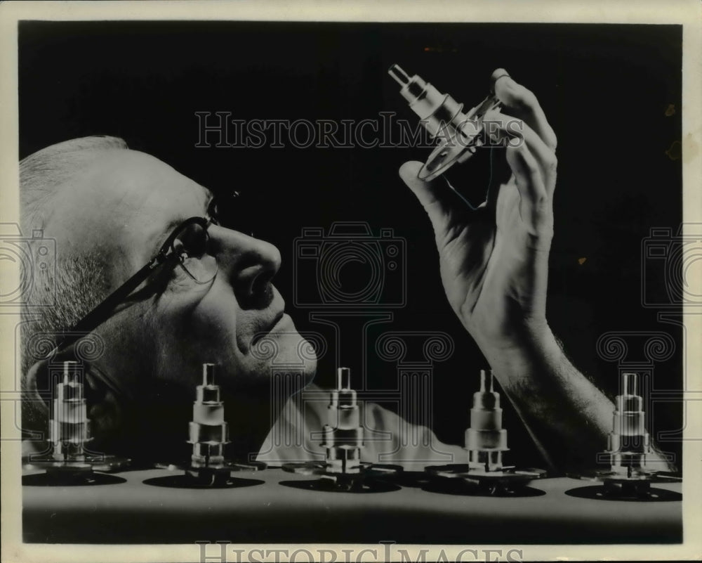 1962 Press Photo Electronic tubes for Project Advent communications satellites - Historic Images