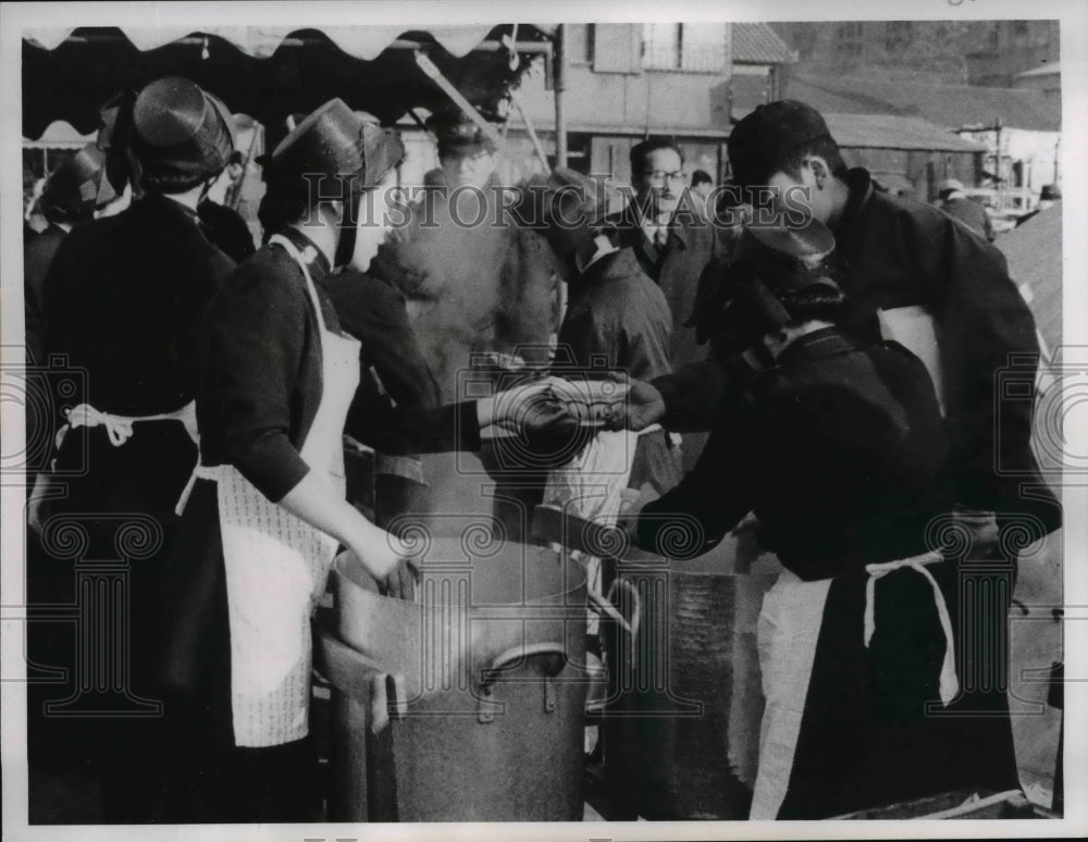 1965 Press Photo The Salvation Army lass&#39;s bonnet recognized and respected - Historic Images