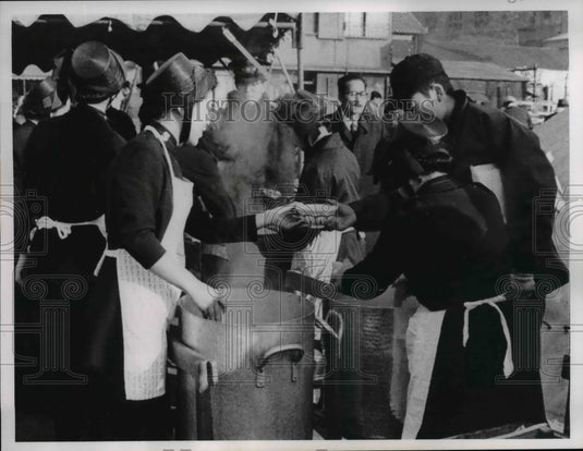 1965 Press Photo The Salvation Army lass's bonnet recognized and respected - Historic Images
