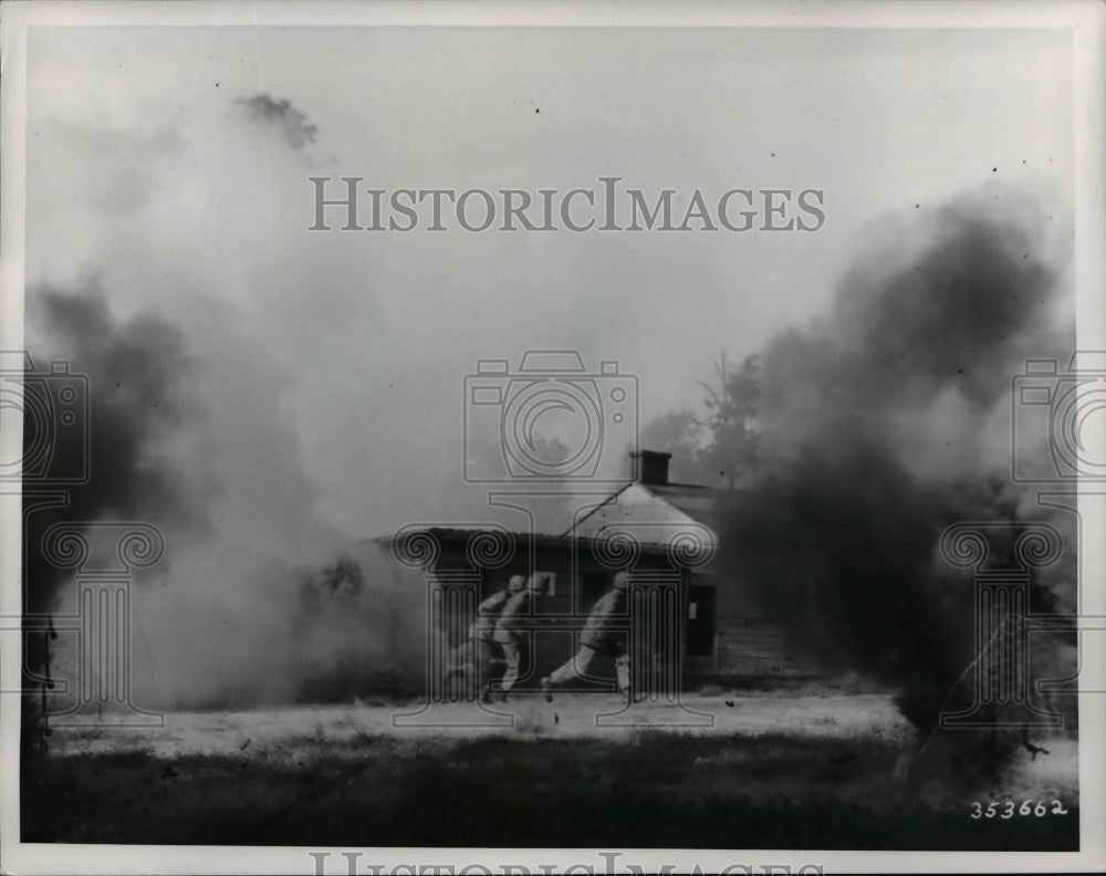 1951 Press Photo Group of Three Ranger make a dash cover fighting at A Village. - Historic Images