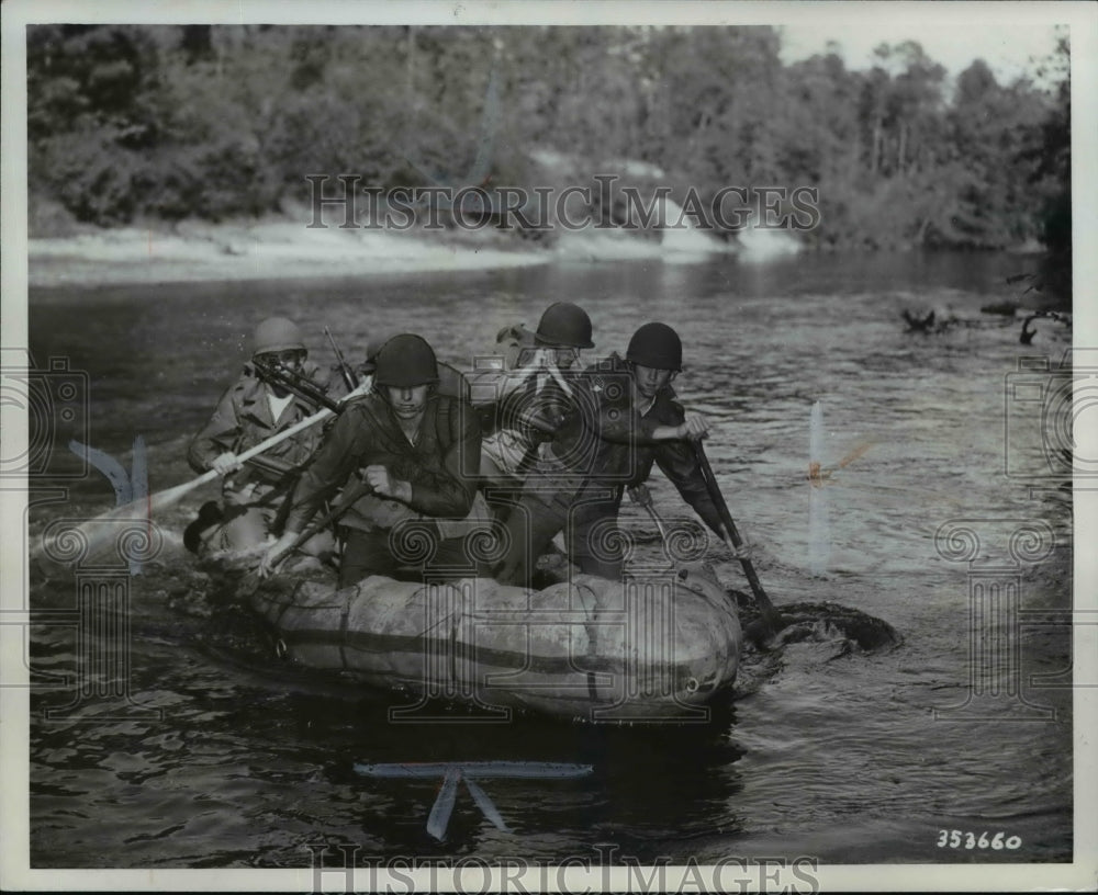 1951 Press Photo Group of U.S. Rangers trainees cross a swift stream. - Historic Images