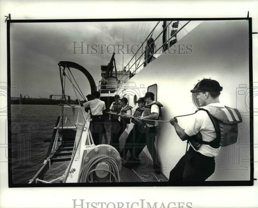 1986 Press Photo The crew on the Mackman raise the Gano plank - Historic Images