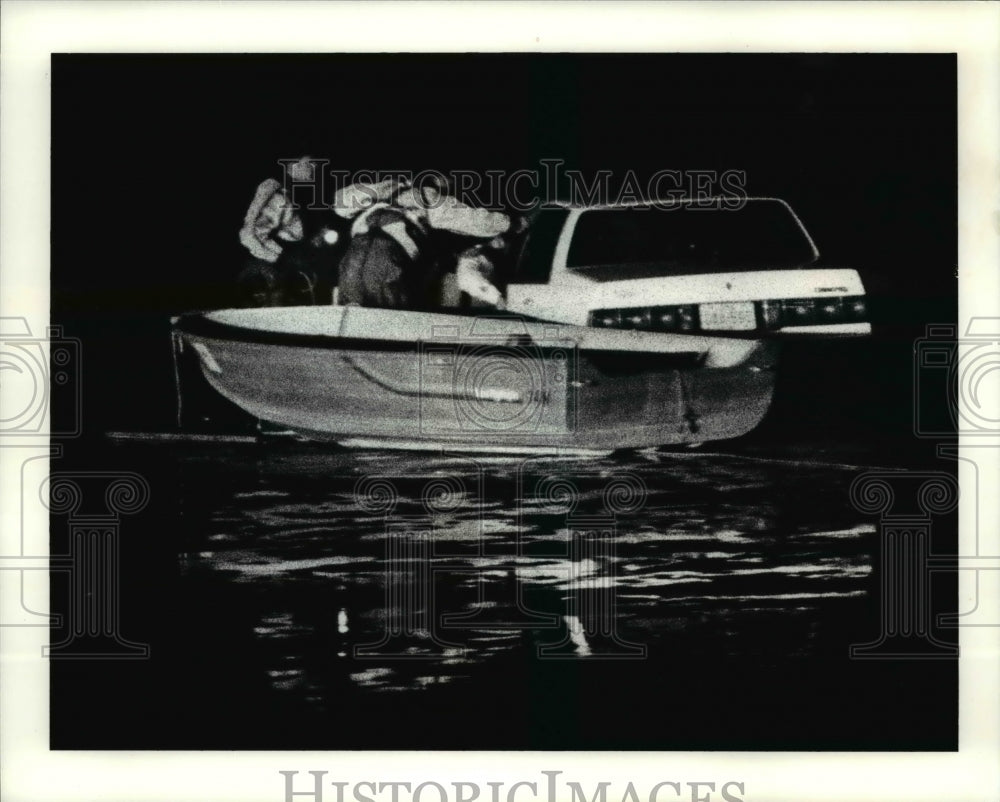 1992 Press Photo Coast guards man help a driver from his auto who drove about - Historic Images