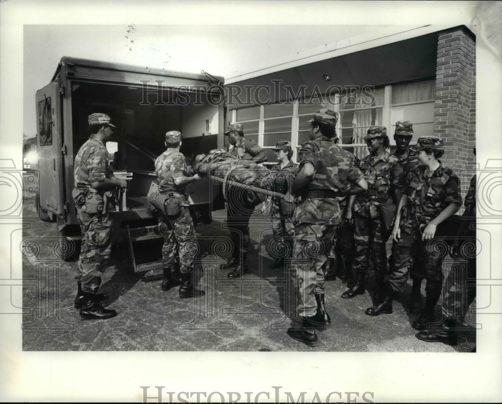 1985 Press Photo Army Reserve members have ambulance drill - Historic Images