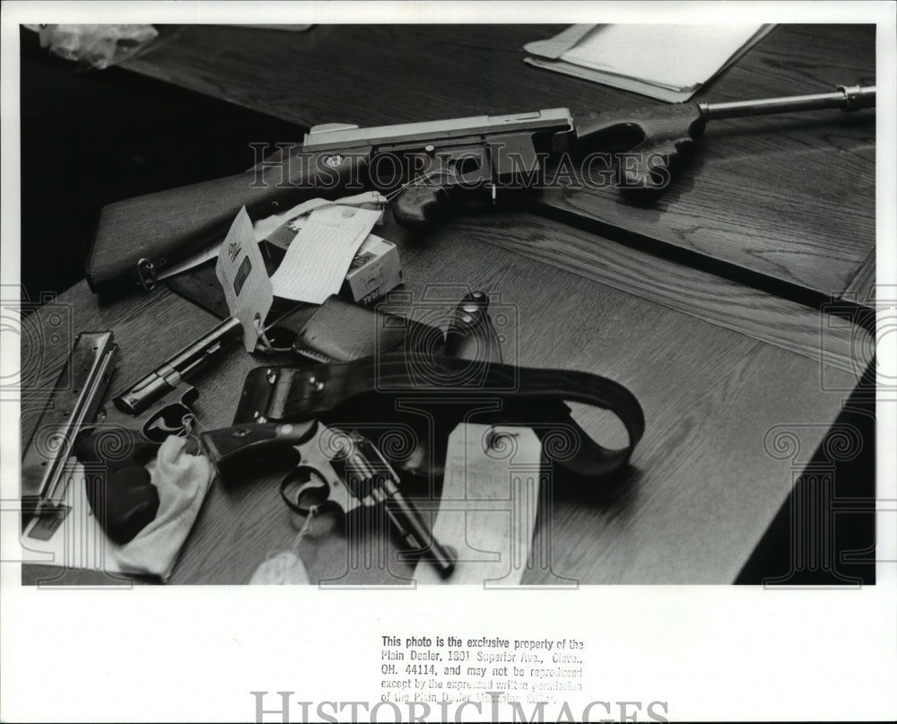 1988 Press Photo Evidence collected in the trial of Lawrence Glen - Historic Images