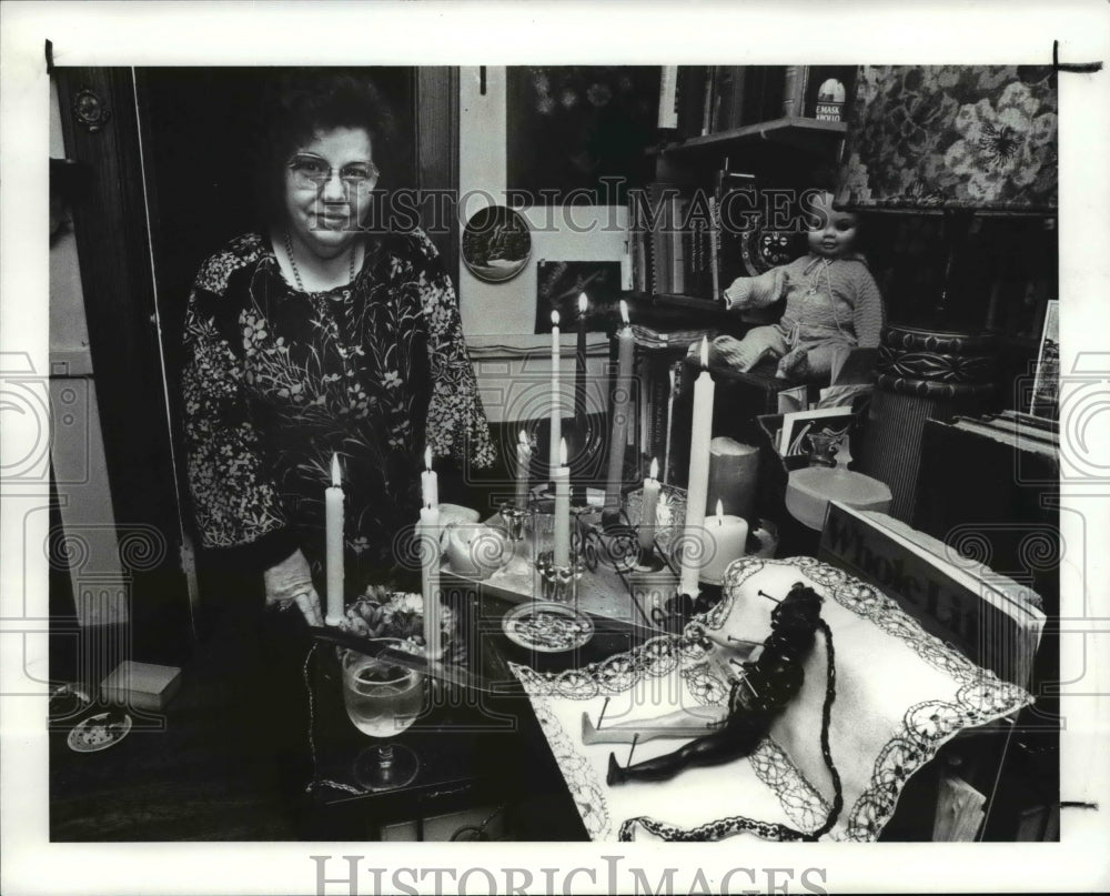 1989 Press Photo Roseanna Rogers with ZooDoo shrine in her house on Sec Ave - Historic Images