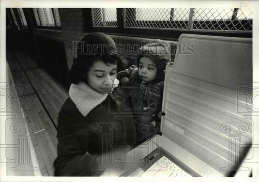 1984 Press Photo Pamela France with daughter Kimberly voting at Lomond School - Historic Images