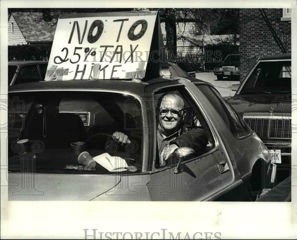 1987 Press Photo Voters in Euclid Ohio, Joseph Milner &amp; protest sign - Historic Images