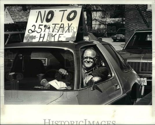 1987 Press Photo Voters in Euclid Ohio, Joseph Milner & protest sign - Historic Images