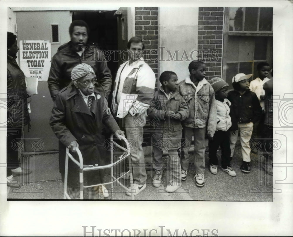 1989 Press Photo David Morrow with grandmother Blanche Morrow to vote - Historic Images