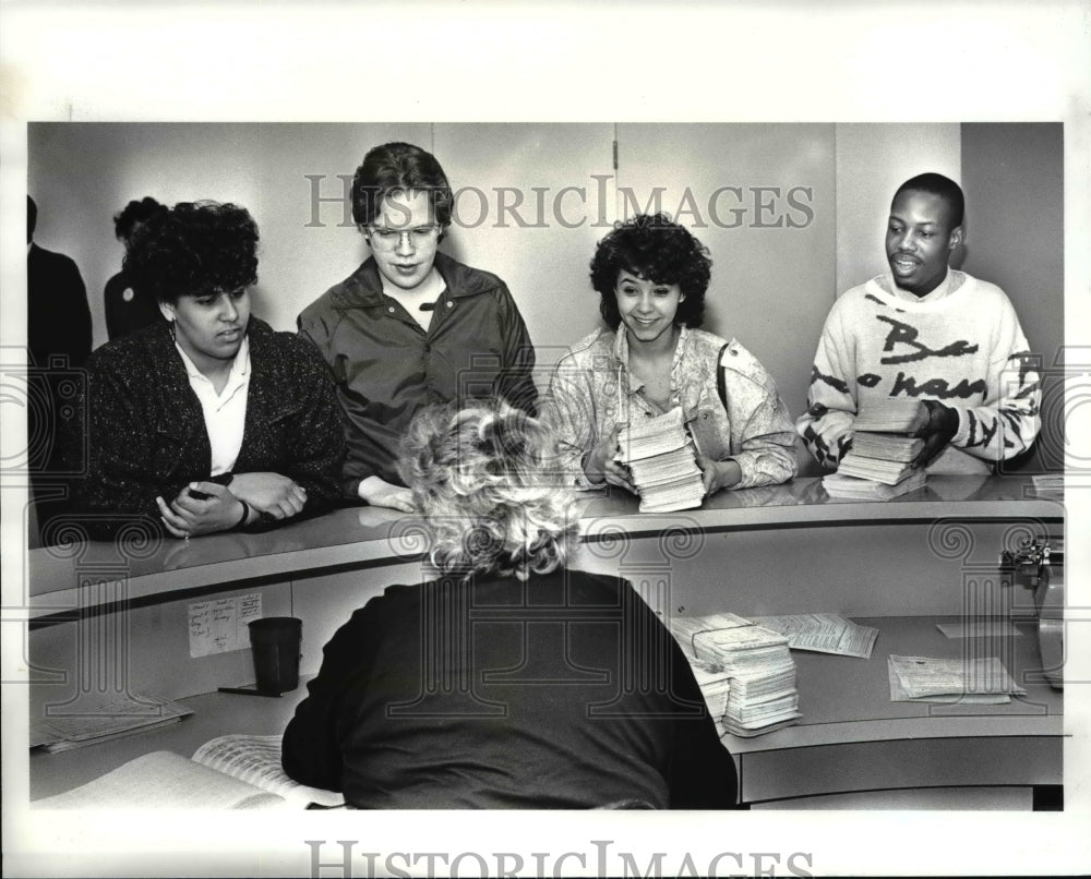 1988 Press Photo Cleve high school students turn in voter registration forms - Historic Images