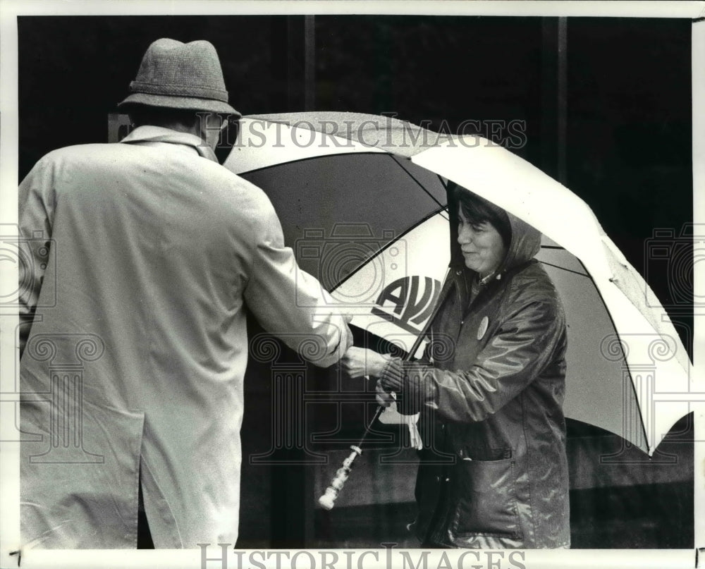 1985 Press Photo Heading out leaflets in front of Fairfax School in Cleve Hts - Historic Images