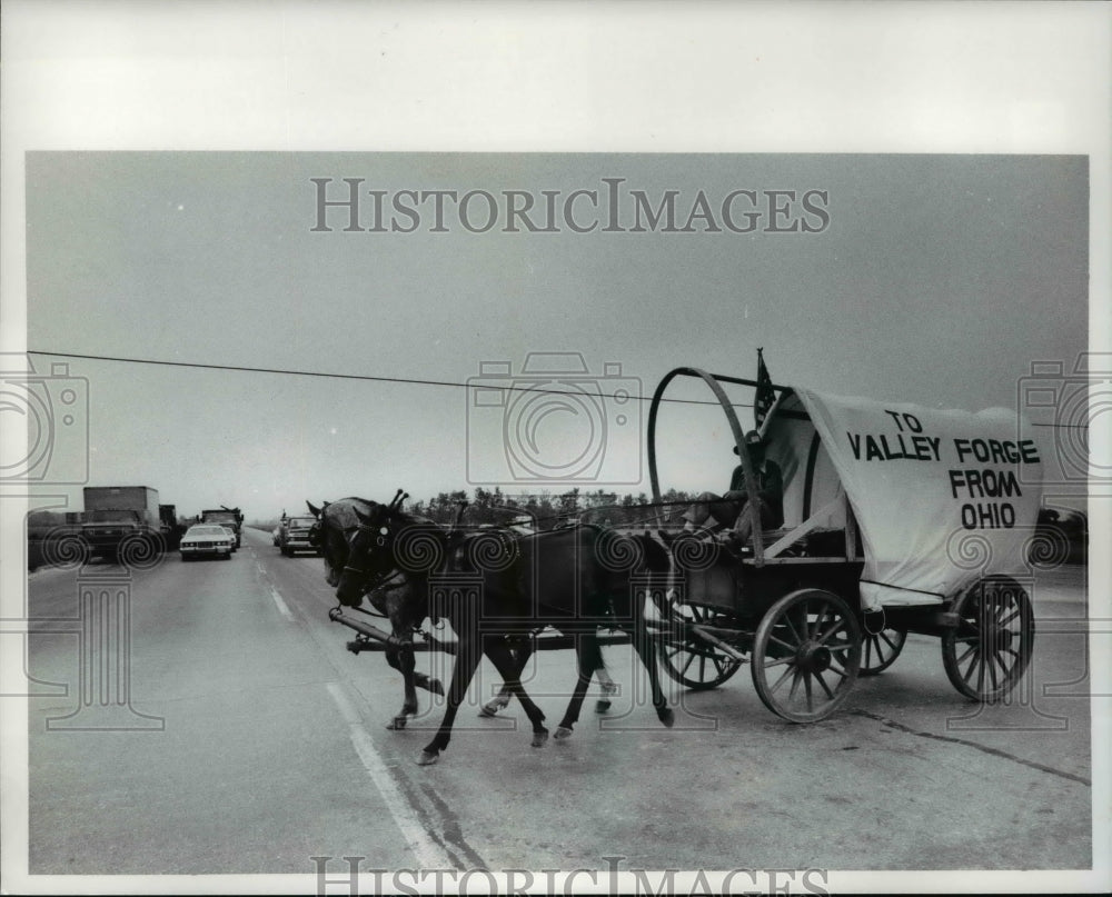 1976 Press Photo Wagon Train crossing Route 420 near Toledo - cva80131 - Historic Images